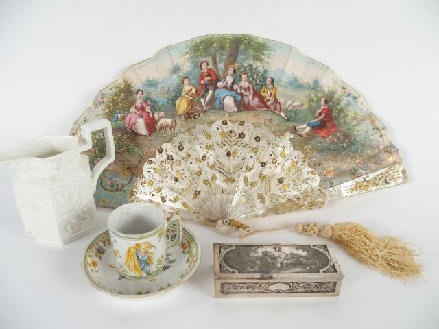 Pot à lait en biscuit, à décor de fleurs en relief, tasse et sous-tass