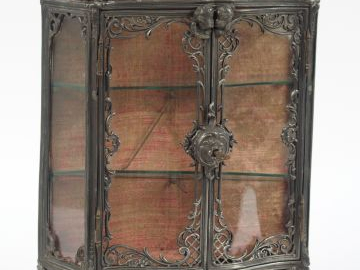 Vitrine de poupée de style Louis XV en étain avec sa vaisselle. H. 39 