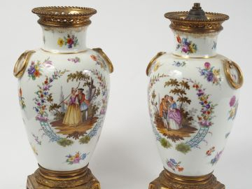 21. Paire de vases en porcelaine allemande à décor polychrome de scène