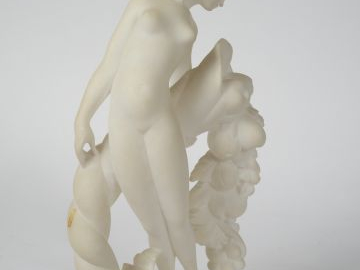 Sculpture 1900 en marbre blanc 'allégorie de l'abondance'. H. 27 cm.