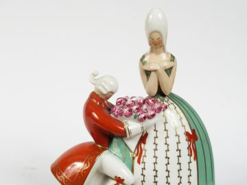 ROBJ. Veilleuse Art Déco en porcelaine polychrome figurant une scène g