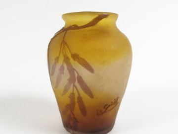 GALLE. Vase en verre à décor gravé en camée à l'acide de glycine sur f