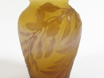 GALLE. Vase en verre à décor gravé en camée à l'acide de glycine sur f