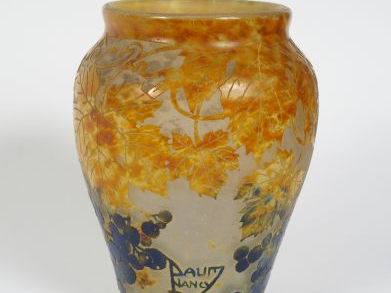 DAUM. Vase en verre à décor gravé en camée à l'acide de pampres jaune 
