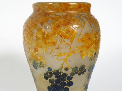 DAUM. Vase en verre à décor gravé en camée à l'acide de pampres jaune 