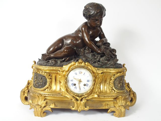 Grande pendule de style Louis XVI en bronze doré et patiné à décor d'a