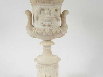 Vase Restauration en albâtre sculpté à décor de guirlandes de fleurs, 