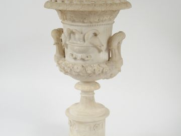 Vase Restauration en albâtre sculpté à décor de guirlandes de fleurs, 