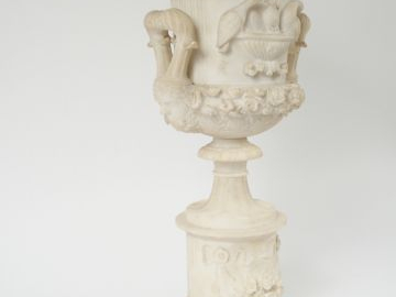Vase Restauration en albâtre sculpté à décor de guirlandes de fleurs, 