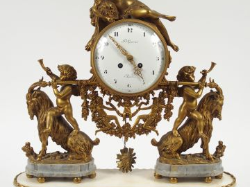 Pendule de style Louis XVI en bronze doré et marbre bicolore blanc et 