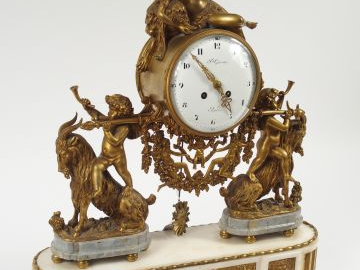 Pendule de style Louis XVI en bronze doré et marbre bicolore blanc et 