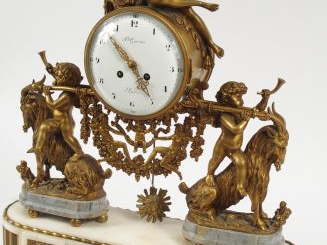 Pendule de style Louis XVI en bronze doré et marbre bicolore blanc et 