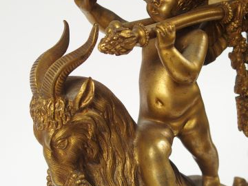 Pendule de style Louis XVI en bronze doré et marbre bicolore blanc et 