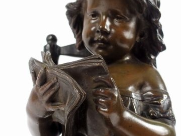 LECORNEY. 'Fillette lisant'. Sculpture en bronze à patine verte, signé