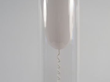 Lampadaire tube moderne en plexi.