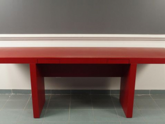 Vente aux enchères Bureau plat moderne en laque rouge.
