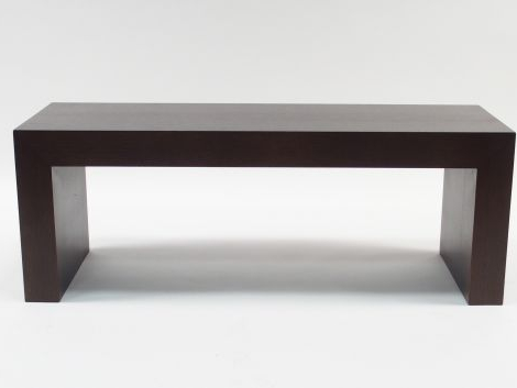 Table basse moderne en chêne.