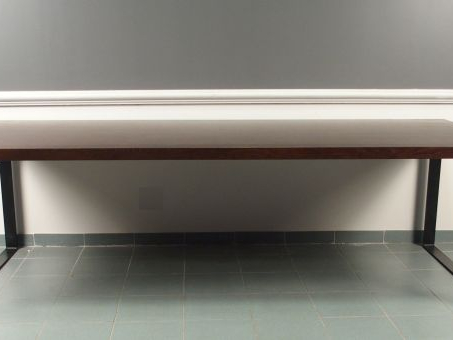 Grand bureau plat moderne en bois et métal.