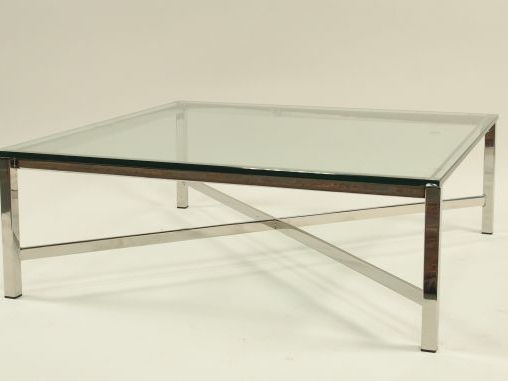 Table basse piètement métallique et plaque verre.