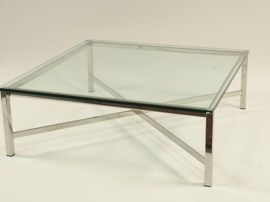 Table basse piètement métallique et plaque verre.