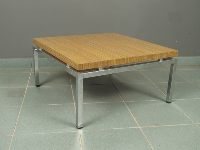 Table basse carrée à plateau stratifié, piètement en métal chromé. Cir