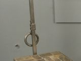 Lampadaire en forgé à une tablette dont le plateau est garni de carrea