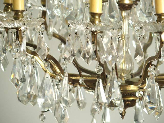Lustre à pampilles de cristal et bronze de style Louis XV, éclairant à