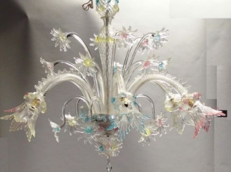 Vente aux enchères Lustre en verre de Venise, éclairant à 6 lumières.