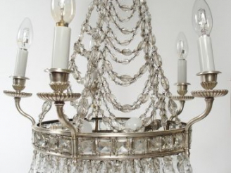 Vente aux enchères Lustre à quatre lumières à armature en métal nickelé enserrant des chu