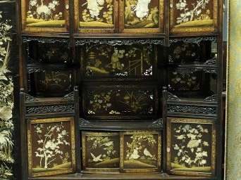 Armoire japonaise fin XIXème en bois exotique, laque, nacre et ivoire,