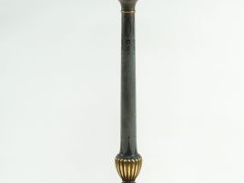 Lampadaire tripode de style Louis XVI en bois sculpté laqué gris vert 