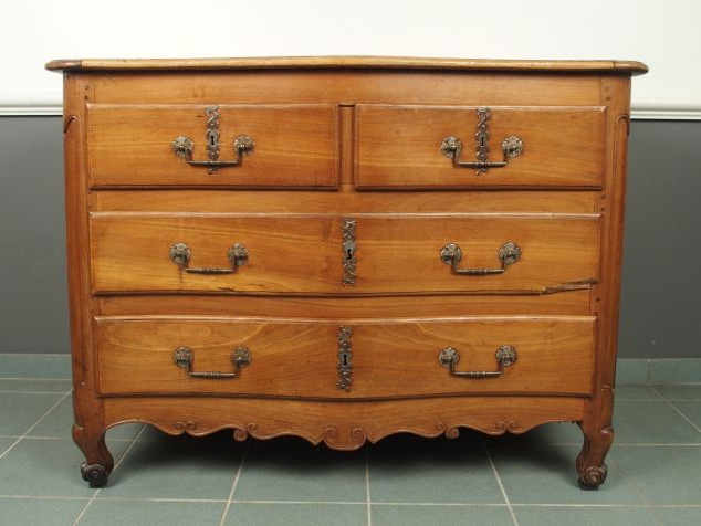 Commode Louis XV en noyer mouluré, ouvrant à quatre tiroirs sur trois 