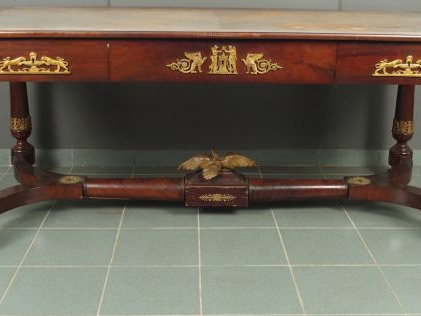 Mobilier de bureau de style Empire comprenant : un bureau plat et une 