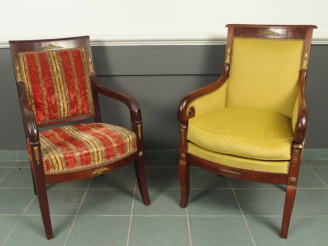 Vente aux enchères Un fauteuil Empire en acajou et une bergère à crosse Restauration en a