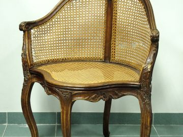 Fauteuil de bureau canné Louis XV (accident).