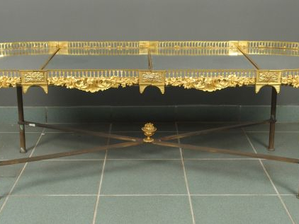 Table basse constituée à partir d'une grand surtout de table XIXème en