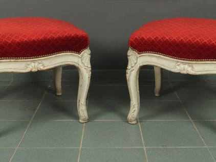 Paire de grands tabourets de style Louis XV en bois laqué gris et scul