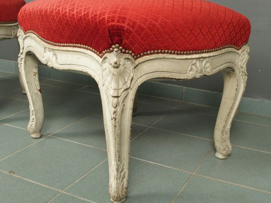 Paire de grands tabourets de style Louis XV en bois laqué gris et scul