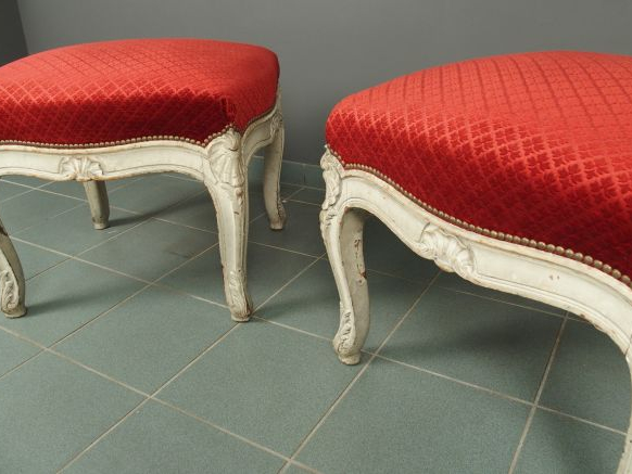 Paire de grands tabourets de style Louis XV en bois laqué gris et scul