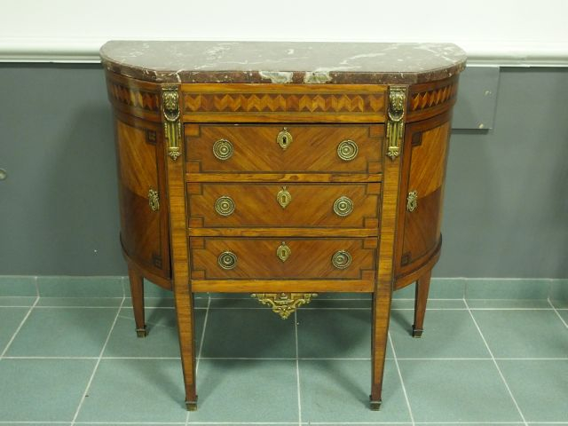 Commode demi-lune de style Louis XVI en marqueterie, dessus marbre rou