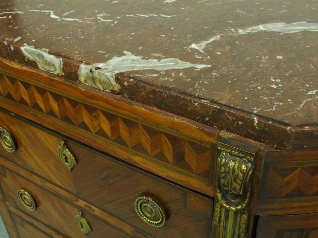 Commode demi-lune de style Louis XVI en marqueterie, dessus marbre rou