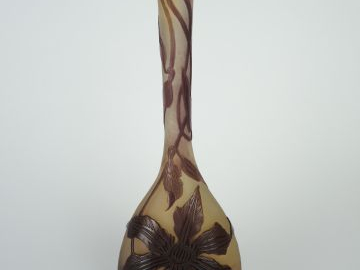 GALLE. Vase soliflore en verre à décor gravé en camée à l’acide de clé