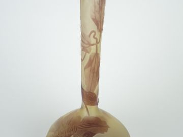 	GALLE. Vase soliflore en verre à décor gravé en camée à l’acide d’hib