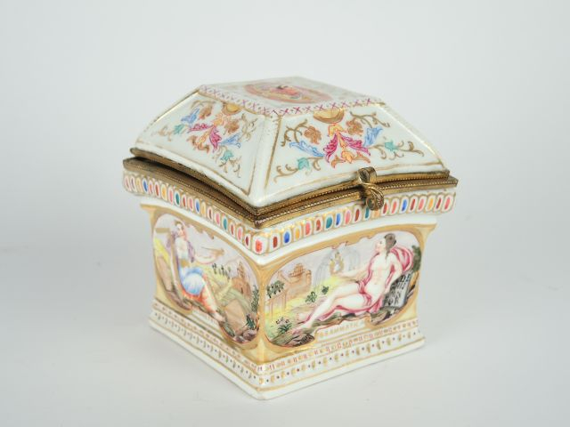 	Boite 1900 en porcelaine polychrome de Capodimonte, décor d'allégorie