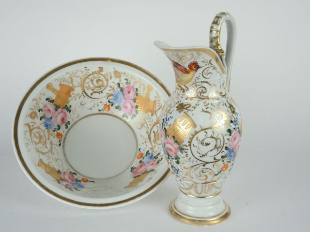 Broc et son bassin Napoléon III en porcelaine à décor polychrome de pa