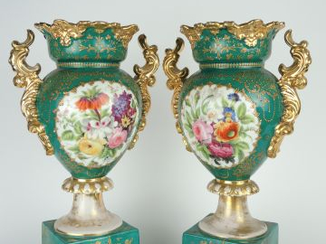 	Paire de vases Napoléon III en porcelaine de Paris, à décor de fleurs