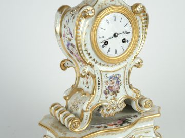 Cartel de style Louis XV en porcelaine à décor de fleurs polychromes s