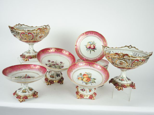Partie de service à dessert en procelaine à décor polychrome de fruits