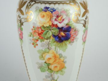 	Vase ovoïde en porcelaine à décor de fleurs polychromes et d’insectes