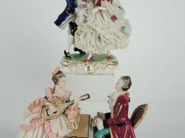 Deux différents groupes en porcelaine polychrome de Dresde ‘la danse’ 